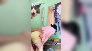 SANG HÀNG XÓM CHƠI THẤY EM ĐANG TỤT QUẦN NGẮM ĐÍT THẾ À A LAO VÀO ĐỊT LUÂN