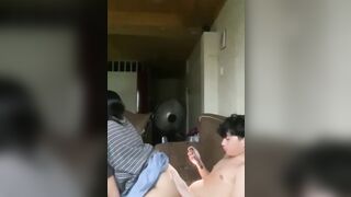 Em gái 17 tuổi phục vụ anh họ đụ còn để cho ảnh quay clip để nứng lên để thủ dâm.