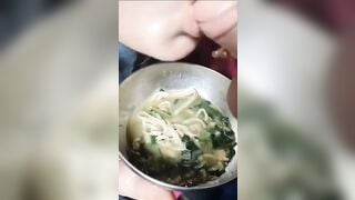 Em họ đang ăn mì thì bị anh bắt bú cu