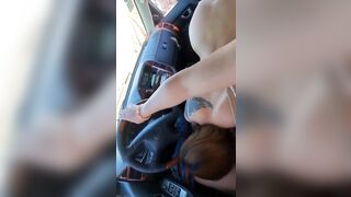 Chị dâu nói bác tài chạy vô đường vắng rồi bắt chị bú cu cho bác ấy