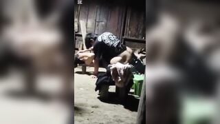 Quay lén chị họ địt nhau với trai trong bếp dâm đãng kích thích