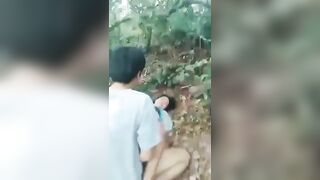 Đi chơi thì thấy thằng bạn thân đang địt nhau trong rừng