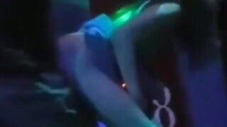 địt em tay vịn loli nhỏ nhắn trong phòng karaoke