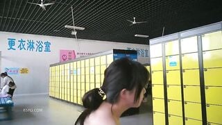 giả vờ nghe điện thoại quay trộn bạn đang thay đồ