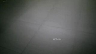 giả vờ nghe điện thoại quay trộn bạn đang thay đồ