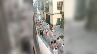 độc lại một đàn gái xinh cởi chuồng chạy lông nhông ngoài đường