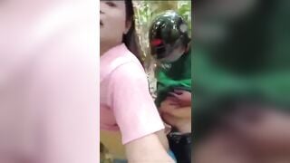 1 anh xe ôm công nghệ chở khách vào bụi chuối đụ nhau.
