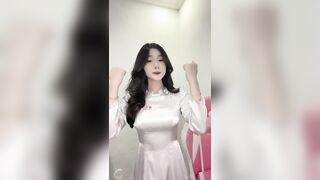 Nghịch đt con em phát hiện nó quay khoe vú để gửi ny
