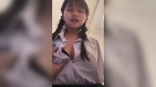Em học sinh 2k8 mới lớn cưỡi cặc cho người yêu trong nhà nghỉ