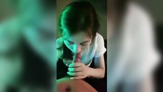 Em nhỏ nhắn ngoan ngoãn mút cò anh suốt từ tối đến sáng.