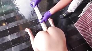 Bơm sữa vào lỗ đít gái xinh rồi ép bài tiết thật dâm đãng.