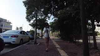 Mặc mỗi chiếc áo sơ mi mỏng, cô gái dạo phố khoe hàng cho người lạ thấy