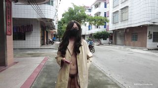 Khoả thân đi dạo phố, mặc mỗi chiếc áo khoác