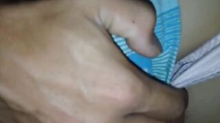 Vừa run hồi hộp vừa sướng khám phá lồn chị họ khi chị ngủ say.