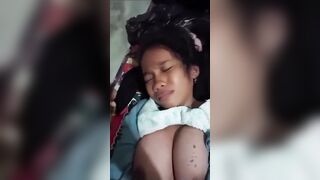 Cha mẹ ko ở nhà anh họ đè đụ em gái 16 tuổi đến phát khóc.