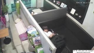 2 em học sinh ngan nhiên móc cua vét máng trong quán trà sửa