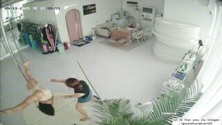 quay lén mấy em học viên múa cột cởi chuồn thay đồ