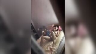 Đêm hôm nghe tiếng a~ ớ~ lén mở hé cửa thấy cj họ xem sex thủ dâm