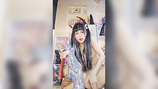 Dâm nữ người nhỏ mà lồn cực to nhún nhảy với sextoy khổng lồ ói mữa ra sữa #2