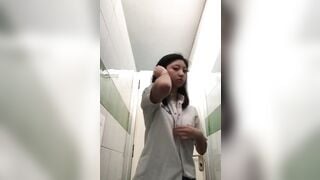 E hs Thái tranh thủ trg giờ học chạy ra nvs cởi đồ show hàng public cho a xem #1
