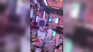 Đi hát tay thì ôm mấy e đào thoát y mắt ngắm các e đứng nhảy chỉ có ở karaoke VN