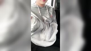 Cha dượng bắt con gái vợ cởi quần áo ra để móc trên xe