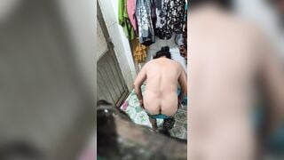 quay lén mbbg đang cởi đồ chuẩn bị tắm thì bị phát hiện