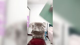 Cô gái hai đuôi, đối lập nhau, phun trào dịch tiết không kiểm soát trong lúc thủ dâm