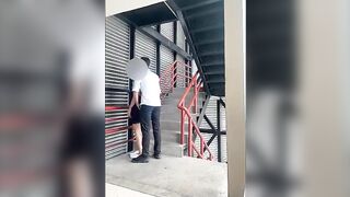 Giao lưu với người lạ ngay cầu thang bộ chắc hổng ai thấy đâu pulic Việt Nam nó chất.