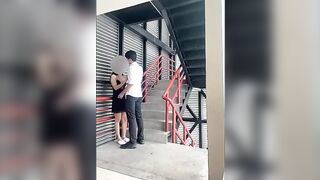 Giao lưu với người lạ ngay cầu thang bộ chắc hổng ai thấy đâu pulic Việt Nam nó chất.