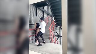 Giao lưu với người lạ ngay cầu thang bộ chắc hổng ai thấy đâu pulic Việt Nam nó chất.
