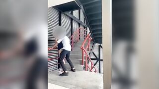 Giao lưu với người lạ ngay cầu thang bộ chắc hổng ai thấy đâu pulic Việt Nam nó chất.