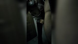 Nữa đêm dắt bé em dâu vú bự xinh đẹp ra nhà vệ sinh côn cộng bắt e cởi áo sục cu