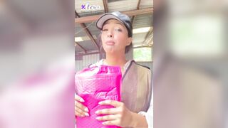 Gái xinh giao hàng test hàng cho khách dùng cu giả thủ dâm kích thích