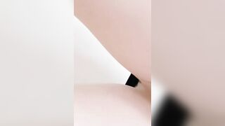 Nứng lồn nhét máy rung dưới quần lúc đang dạy học