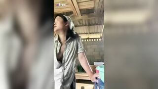 ĐANG ĐỊT BÀ CHỊ HỌ THÌ BỐ ĐI QUA