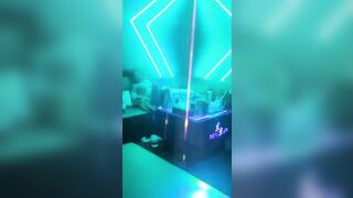 Anh khách đi karaoke hữu duyên BL bé nhân viên