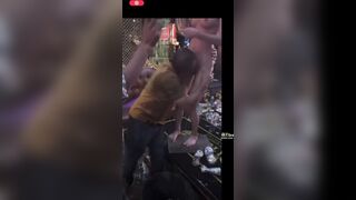 Anh khách đi karaoke hữu duyên BL bé nhân viên
