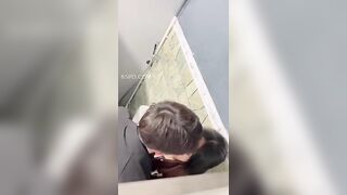 2 BẠN HỌC SINH C3 TRỐN VÀO WC ĐỊT NHAU