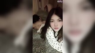 Đẹp gái em có quyền thỏa thích nằm hưởng thụ để trai bú lồn.