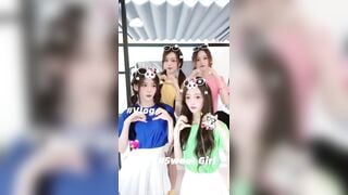 Mấy em gái xinh đi du lịch lúc tắm con quay video cho trai xem vú to lồn múp
