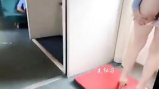 Đi tàu con khoe vú khoe lồn thủ dâm cho người lạ xem dâm đãng