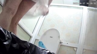 Quay lén e đồng nghiệp trẻ đi đái mà sợ bẩn mông k dám ngồi đứng đái xòe xòe #1