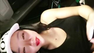 đang trên oto thì nứng lồn, thế là em bắt bạn trai dừng xe lại đụ luôn