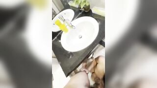 Bắt em họ bú cu khi đang tắm còn lôi ra giường doggy