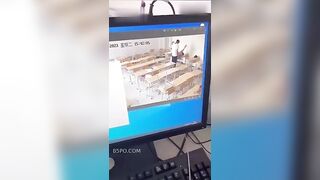 THẦY HIỆU TRƯỞNG PHÁT HIỆN 2 BẠN HỌC SINH ĐỊT NHAU TRONG TRƯỜNG
