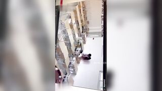 THẦY HIỆU TRƯỞNG PHÁT HIỆN 2 BẠN HỌC SINH ĐỊT NHAU TRONG TRƯỜNG