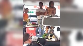 Nữ DJ khoả thân bung xoã quẩy hết mình