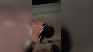 Xích cổ dắt con đĩ slave dâm đãng mặc đồ lót ren lọt khe cực đĩ thỏa đi dạo