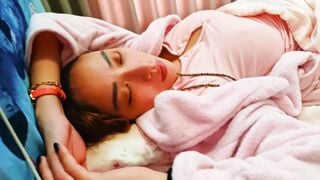 Vào phòng thấy chi dâu ngủ không mặc áo lót lộ đầu ti